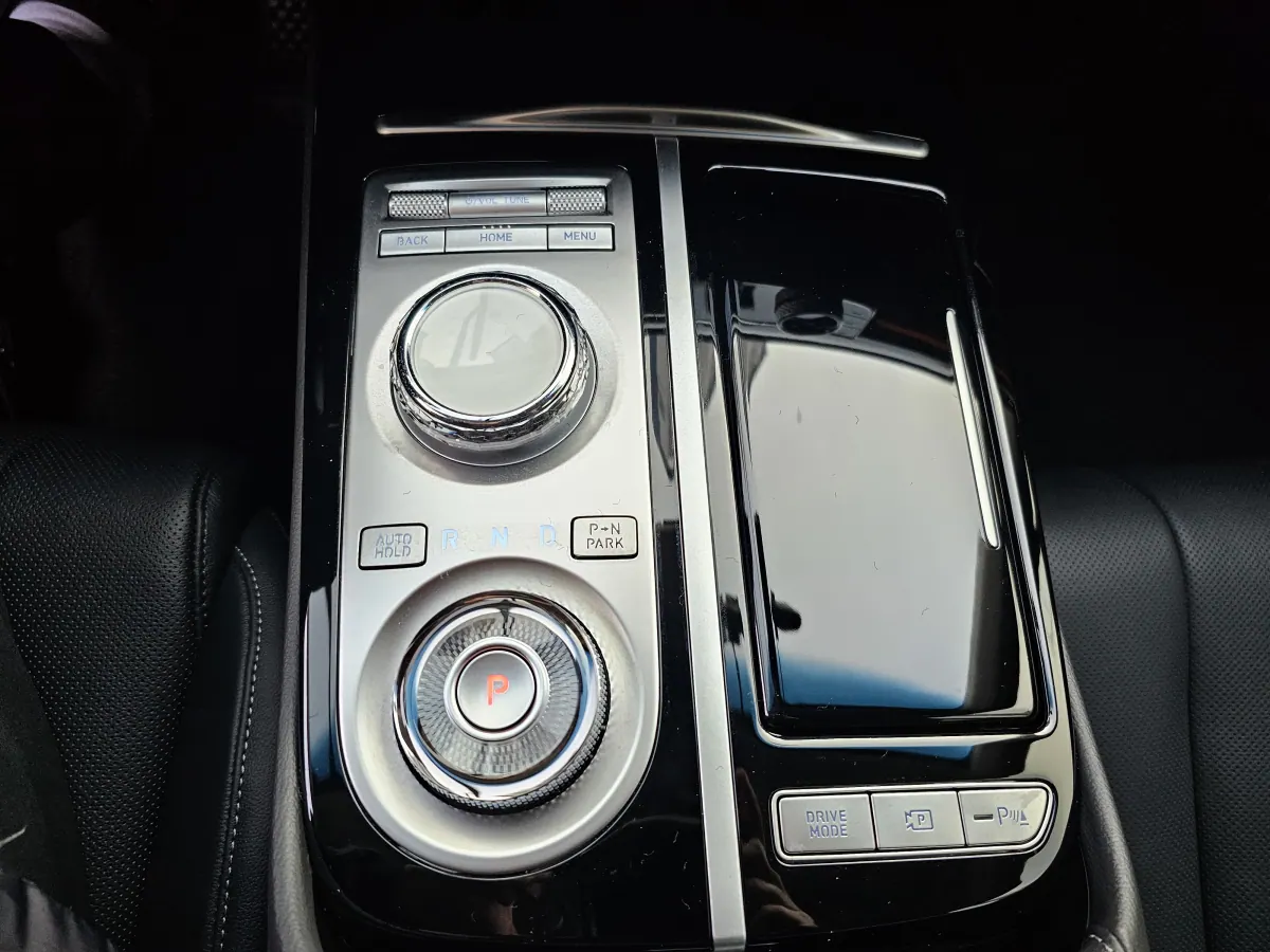 Chi tiết Sedan Genesis G80
